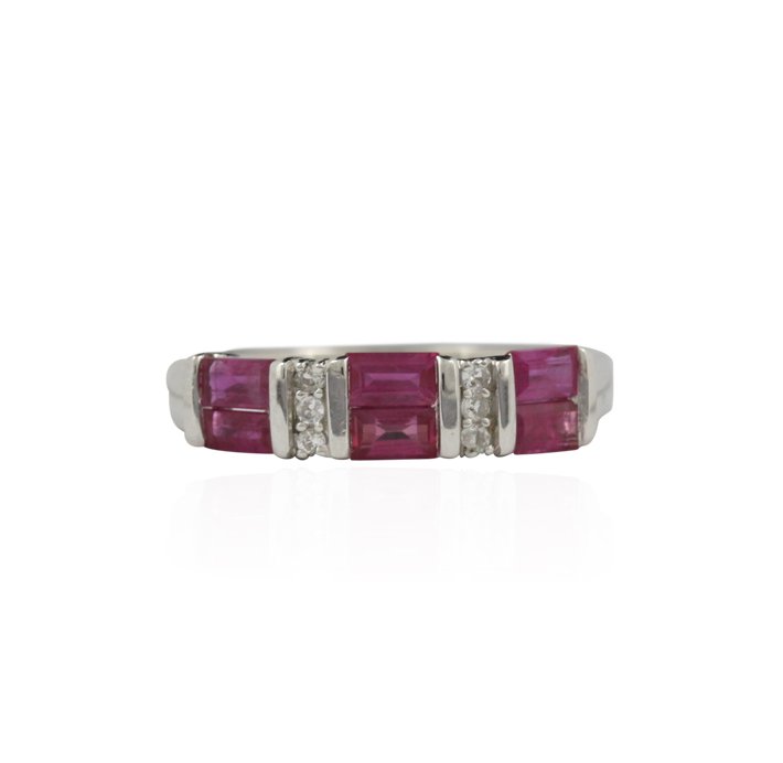 SILVER 0.85ctw Ruby and White Sapphire Ring SLV119: SILVER 0.85ctw Ruby and White Sapphire Ring SLV119. Excellent Condition! DX92VX. One ring featuring: 2.70gm of sterling silver, (6) rubys with a total weight of 0.85ctw and white sapphires. Thank you 