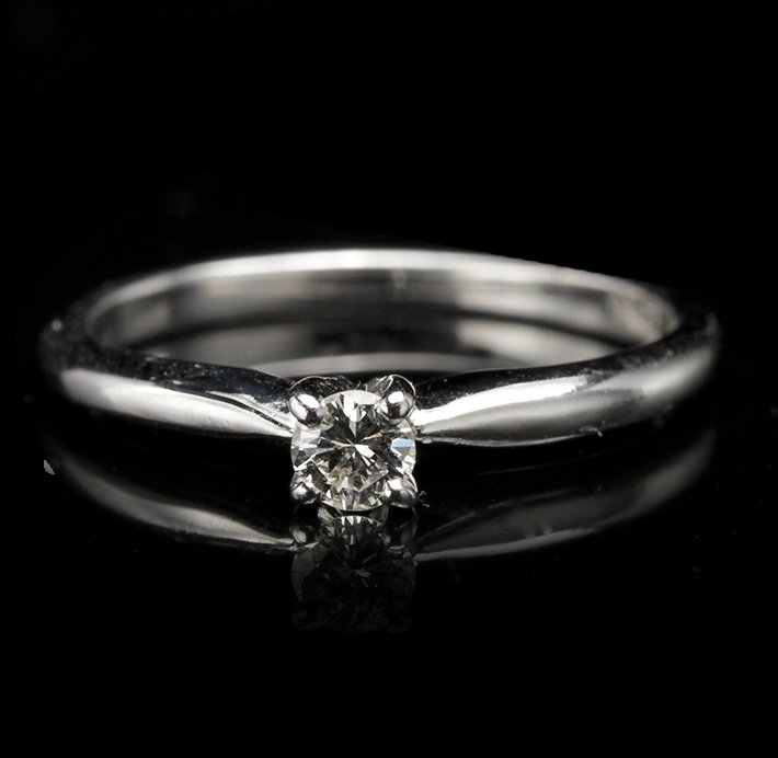 14KT White Gold 0.12ct Diamond Solitaire Ring GB1062: 14KT White Gold 0.12ct Diamond Solitaire Ring GB1062. Great Condition! HY981YK. One ring featuring: 1.8gm of 14KT white gold and (1) diamond with a total weight of 0.12cts. Thank you for viewing this 