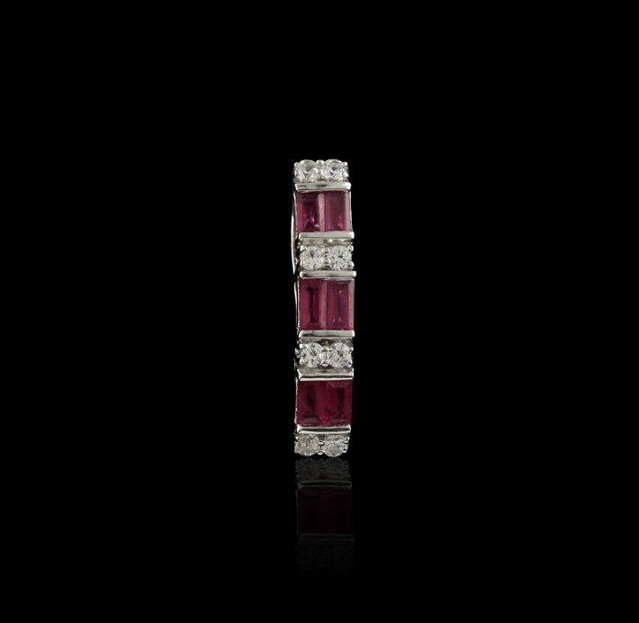 SILVER 0.90ctw Ruby and White Sapphire Pendant SLV78: SILVER 0.90ctw Ruby and White Sapphire Pendant SLV78. Excellent Condition! NS92GW. One pendant featuring: 1.80gm of sterling silver, rubies with a total weight of 0.90cts and white sapphires. Thank yo