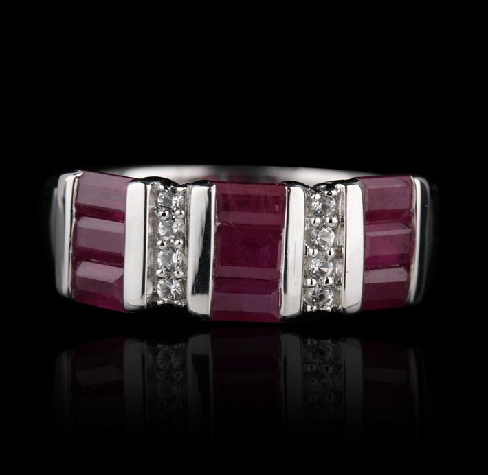 SILVER 1.50ctw Ruby and White Sapphire Ring FJM2174: SILVER 1.50ctw Ruby and White Sapphire Ring FJM2174. Excellent Condition! CO95SV. One ring featuring: 3.00gm of sterling silver, (9) rubies with a total weight of 1.50cts and (6) white sapphires with 