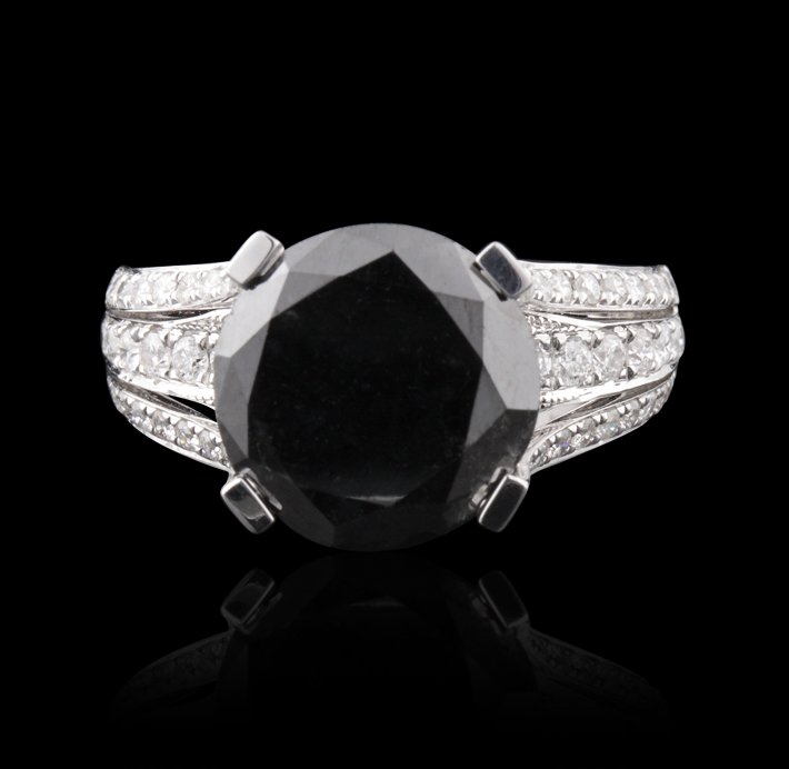 18KT White Gold 6.58ct Black Diamond & White Diamond Ri: 18KT White Gold 6.58ct Black Diamond & White Diamond Ring FJM2542. Great Condition! PS2851DE. One ring featuring: 8.20gm of 18KT white gold, (1) black diamond with a total weight of 6.58ct and (88) ro