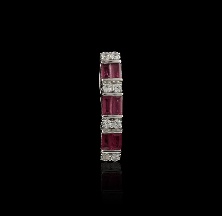 SILVER 0.90ctw Ruby and White Sapphire Pendant SLV76: SILVER 0.90ctw Ruby and White Sapphire Pendant SLV76. Excellent Condition! JP92FX. One pendant featuring: 1.80gm of sterling silver, rubies with a total weight of 0.90cts and white sapphires. Thank yo