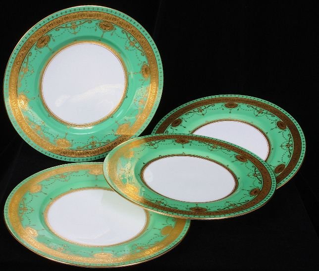 4 Mintons Gold Encrested Plate ED334: 4 Mintons Gold Encrested Plate ED334 Excellent Vintage Condition! TR101ER. You are bidding on 4 Minton plates. There are no chips, cracks or the such of any of these. Some will have minor scratches fr