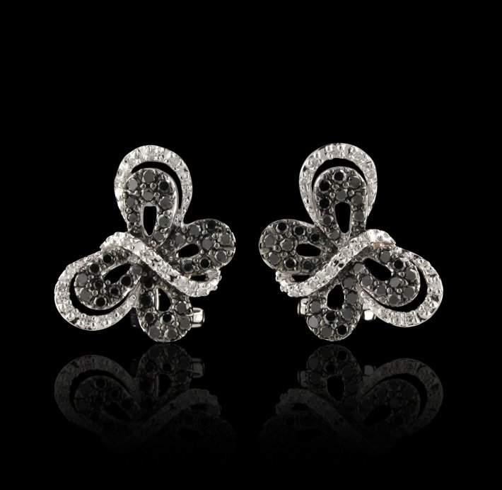 14KT White Gold 0.94ctw Black and White Diamond Earring: 14KT White Gold 0.94ctw Black and White Diamond Earrings FJM2211. Excellent Condition! RB944IQ. One pair of earrings featuring: 4.29gm of 14KT white gold, (68) black diamonds with a total weight of 0.