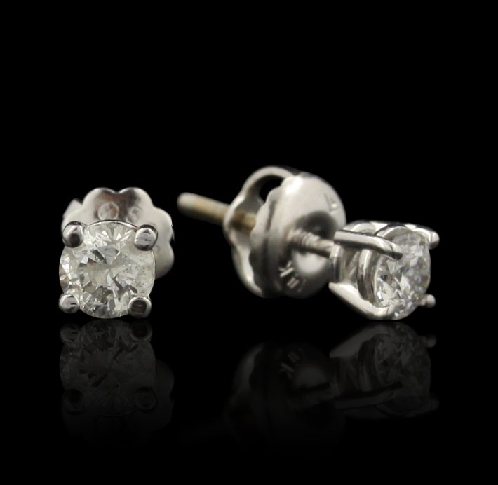 14KT White Gold 0.28ctw Diamond Stud Earrings GB1027: 14KT White Gold 0.28ctw Diamond Stud Earrings GB1027. Great Condition! IV932RY. One pair of screwback earrings featuring: 0.8gm of 14KT white gold and diamonds with a total weight of 0.28ctw. Thank yo