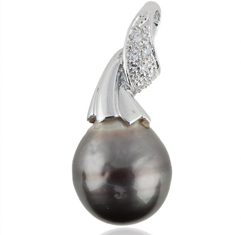 14KT White Gold 12mm Pearl and Diamond Pendant GD460: 14KT White Gold 12mm Pearl and Diamond Pendant GD460. Good Condition! FG305WQ. One pendant featuring: 5.0 grams of 14KT white gold, (1) Tahitian pearl measuring 12mm and diamonds with a total weight o