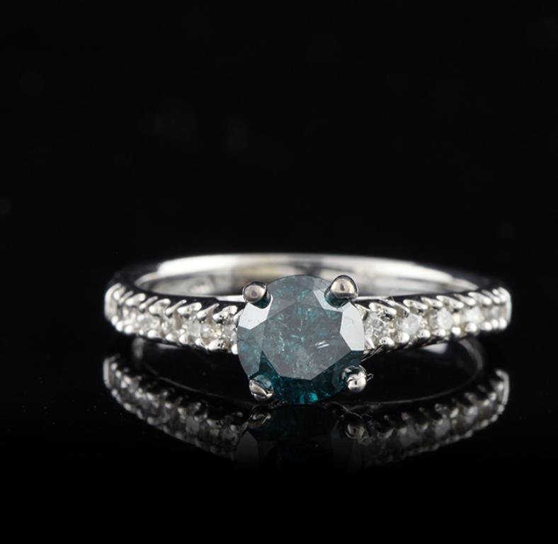 14KT White Gold 1.00ct Greenish Blue & White Diamond: 14KT White Gold 1.00ct Greenish Blue & White Diamond Ring FRD31. Great Condition! ZU809VP. One electronically tested 14KT white gold ladies cast diamond ring with a bright polish finish. Condition is 