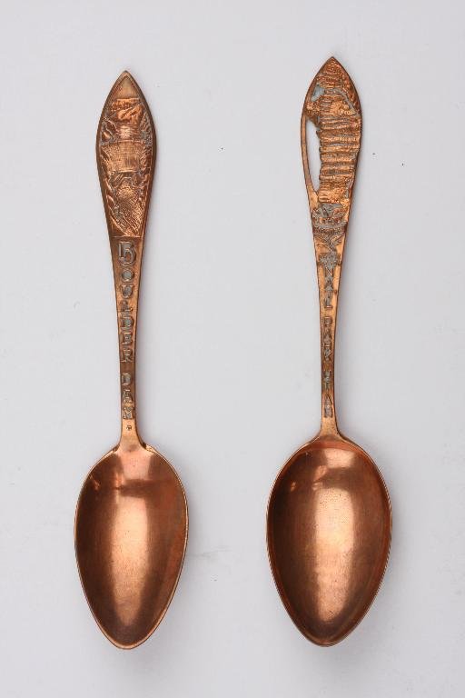 Vintage Solid Copper Souvenir Spoons ED1417: Vintage Solid Copper Souvenir Spoons ED1417. Great Condition! QC29WU. Lot of two vintage solid copper souvenir spoons. Both measure 5.5 incheds, one is Boulder Dam and the other is Brice Canyon, Drape