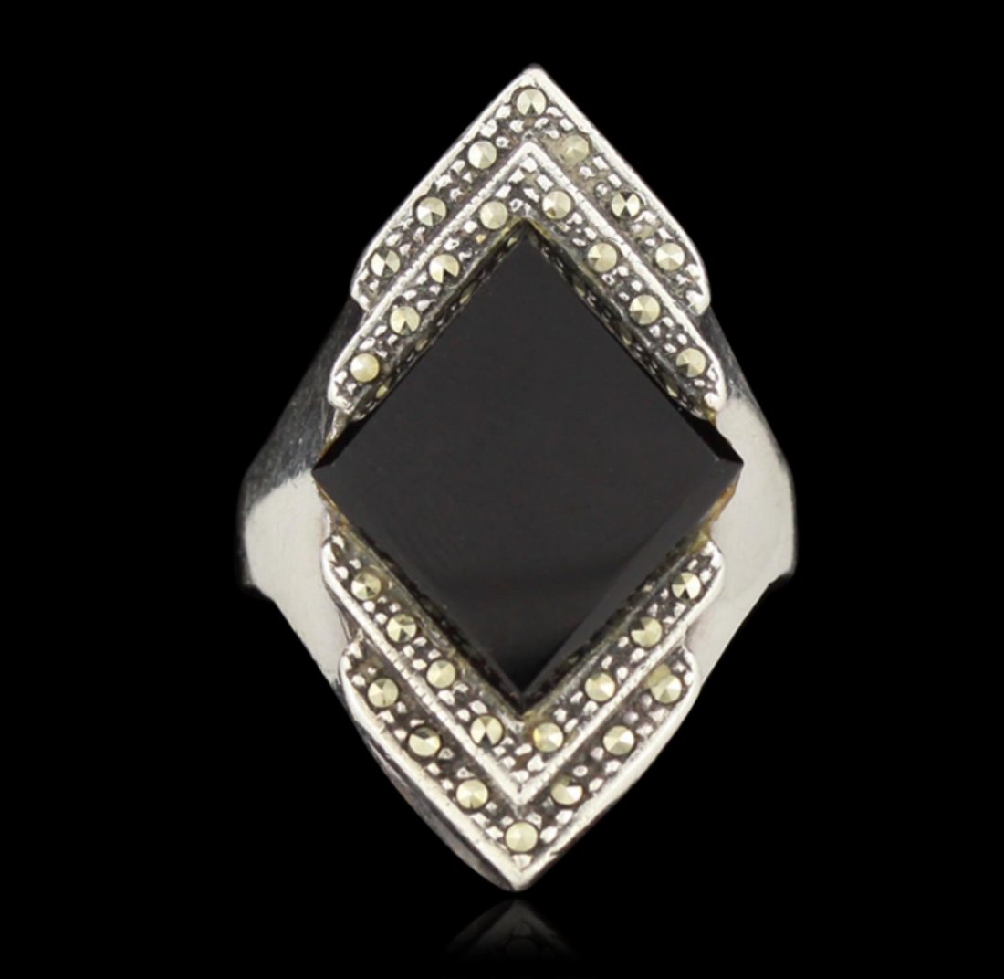 Vintage Sterling Silver Onyx and Marcasite Ring ED1712: Vintage Sterling Silver Onyx and Marcasite Ring ED1712. Good Condition. QS15MR. One vintage estate sterling silver, onyx and marcasite art deco ring. This beautiful ring features a beautiful chevron p