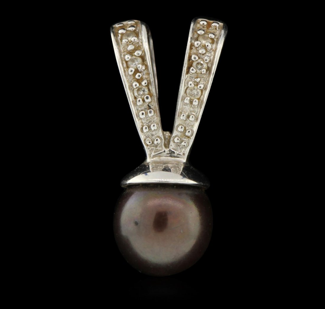 14KT White Gold Pearl/Diamond Pendant 1.4 grams: 14KT White Gold Pearl/Diamond Pendant 1.4 grams JRM297. Good Condition. XP201PM. Beautiful Vintage 14KT white gold Tahitian Black 6.6mm pearl and diamond pendant.