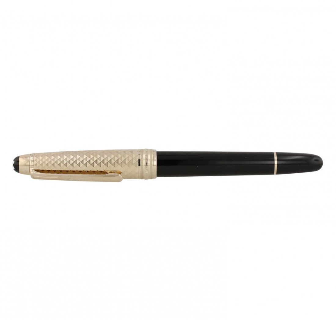 18KT Rose Gold Montblanc Meisterstuck Fountain Pen: 18KT Rose Gold Montblanc Meisterstuck Fountain Pen GD516. Good Condition. MH159HK. One 18KT rose gold Montblanc Meisterstuck solitaire 145 doue geometric fountain pen. This pen features a Clous de Par