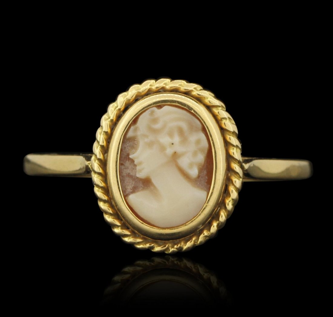 Vintage 14K Yellow Gold Hand Carved Shell Cameo Ring: Vintage 14K Yellow Gold Hand Carved Shell Cameo Ring circa 1920 ED1804. Good Condition! EV352PR. Beautiful vintage circa 1920's 14K gold and oval hand carved shell cameo ring in an Etruscan style ro