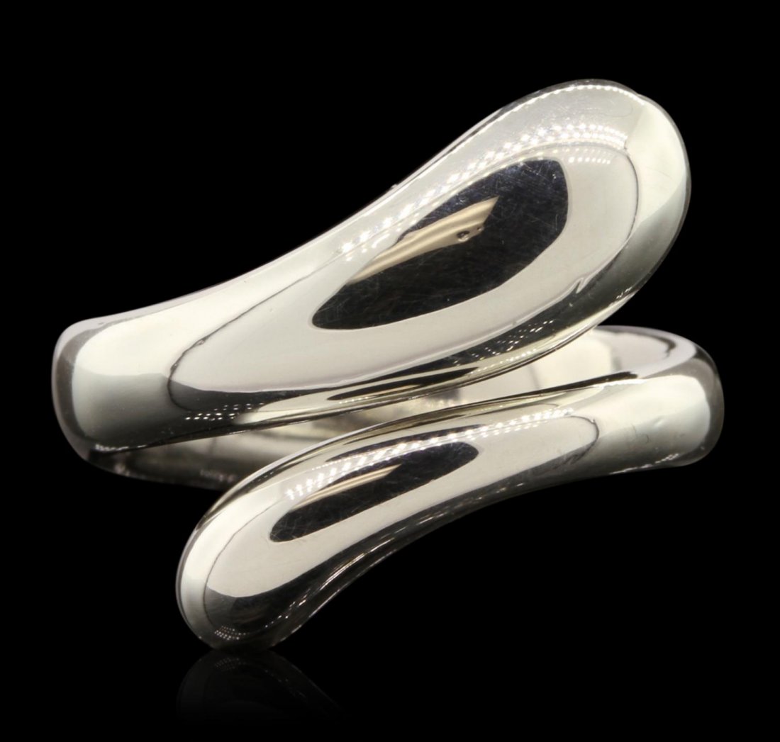 Tiffany & Co. Silver Fashion Ring GB4734: Tiffany & Co. Silver Fashion Ring GB4734. Good Condition! BD401YK. One Tiffany & Co. ring featuring: 9.70 grams of silver.