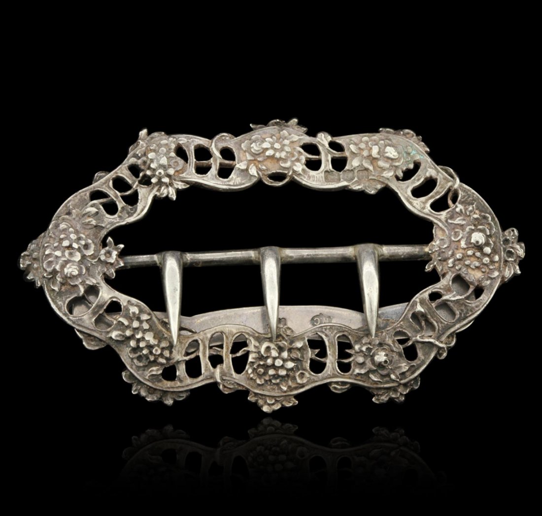 Antique Victorian 1896 English 'William Comyns': Antique Victorian 1896 English 'William Comyns' Sterling Silver Nurse's Buckle JRM272. Good Condition. MR852MP. This is a beautiful antique Victorian or Edwardian sterling silver belt or nurse's buckl