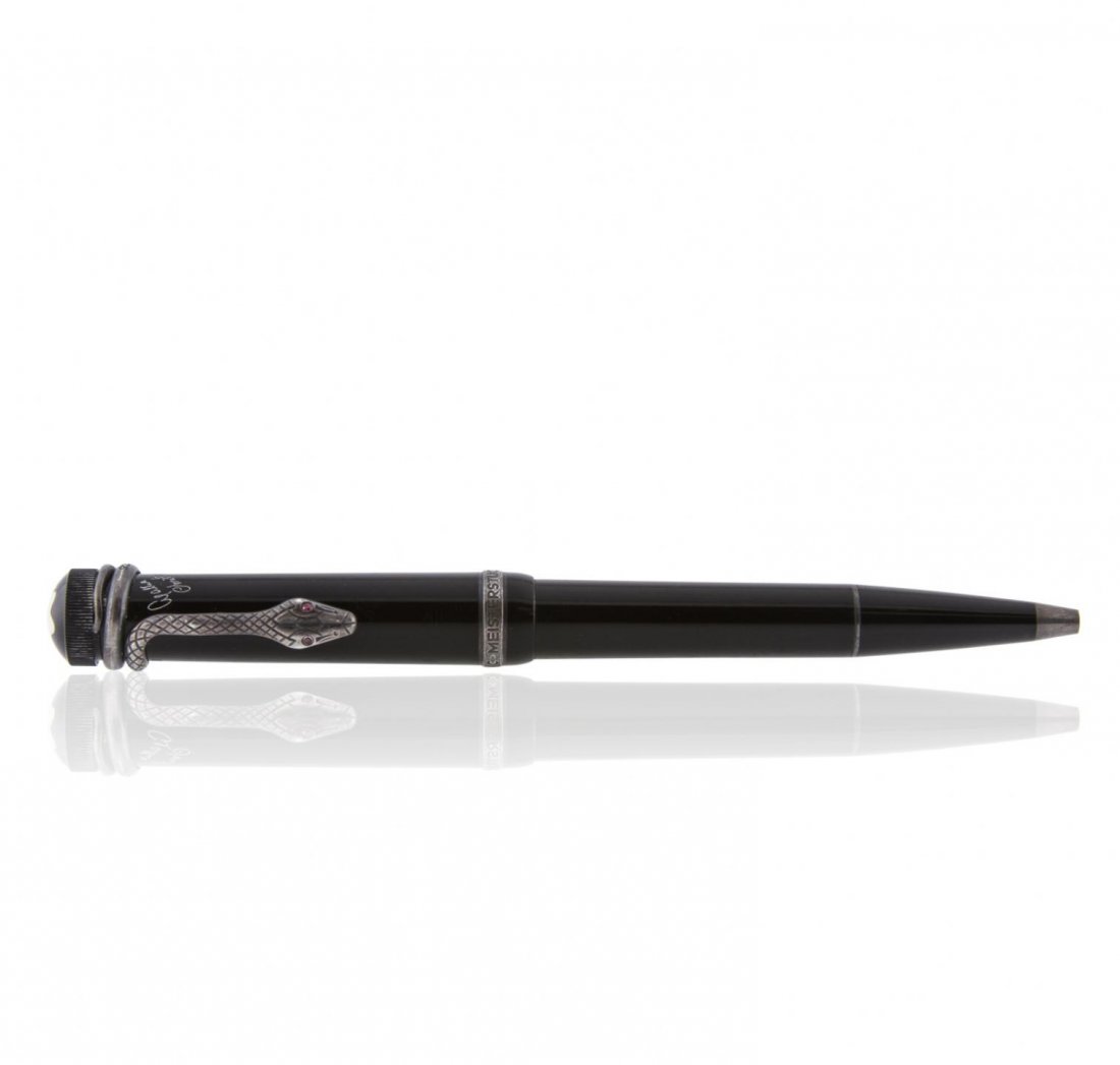 Montblanc Meisterstück Black Resin Pen GB5057: Montblanc Meisterstück Black Resin Pen GB5057. Good Condition! DH4031BT. One Montblanc Meisterstück Black Resin Pen.