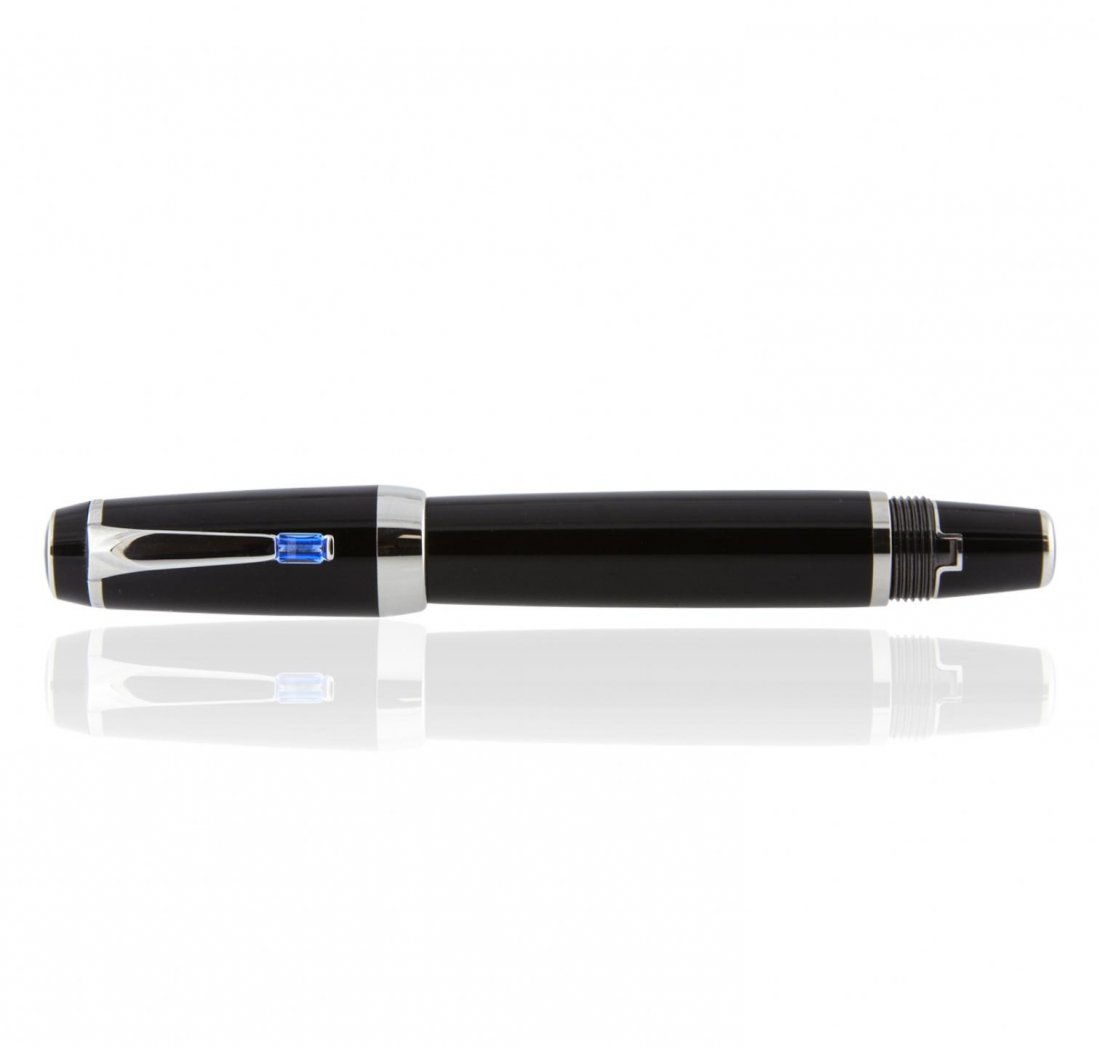Montblanc Meisterstück Tanzanite and Black Resin: Montblanc Meisterstück Tanzanite and Black Resin Fountain Pen GB5056. Good Condition! RR753JK. One Montblanc Meisterstück Tanzanite and Black Resin Fountain Pen.