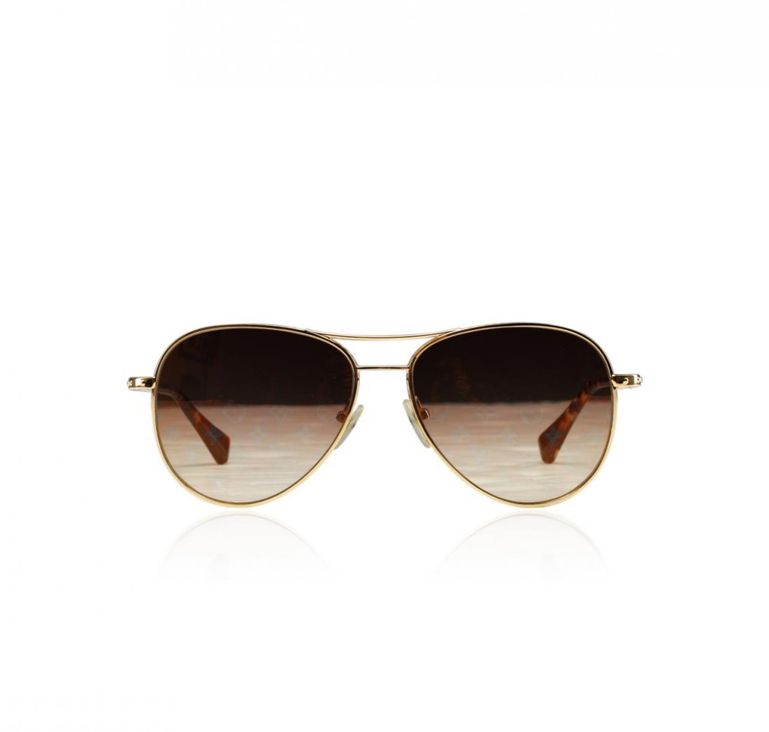 Louis Vuitton Gold Conspiration Pilot Sunglasses: One Louis Vuitton gold Conspiration pilot-style sunglasses. Hinges evoke traditional trunk of the House. 100% UV protection, metal frame engraved with Louis Vuitton logos, sculpted acetate, hand-polis