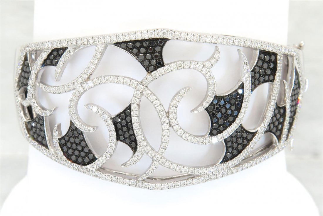 Stephen Webster 3.32 ctw Diamond Bracelet - 18KT White: One tested 18K white gold designer Stephen Webster diamond bracelet. Containing: 180 black and 345 white Round Brilliant Cut Diamonds. Clarity of white diamonds: VS-SI, Color: F-H. Approximate total