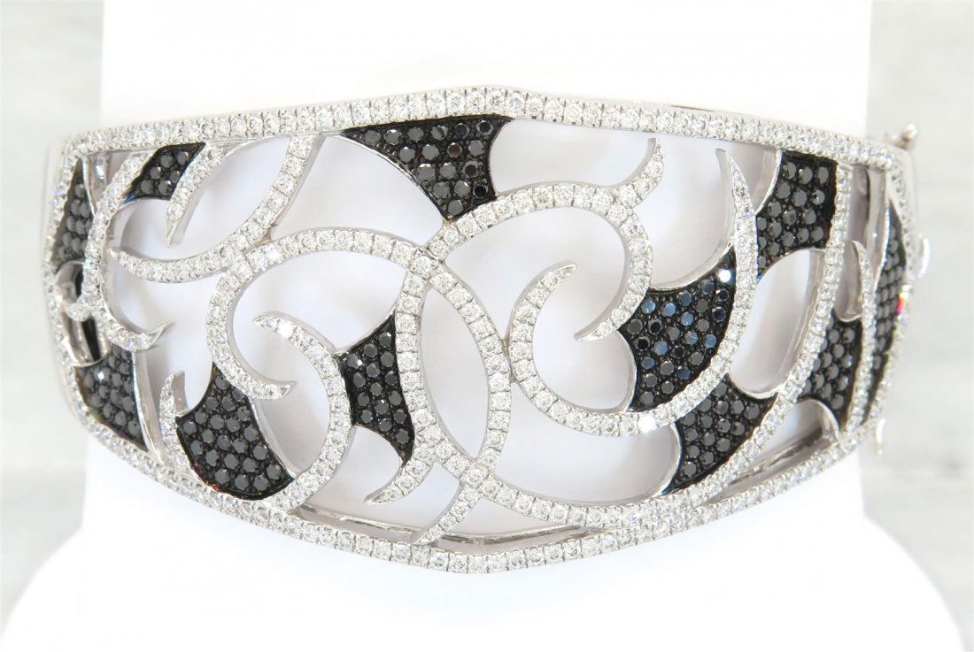 Stephen Webster 3.32 ctw Diamond Bracelet - 18KT White: One tested 18K white gold designer Stephen Webster diamond bracelet. Containing: 180 black and 345 white Round Brilliant Cut Diamonds. Clarity of white diamonds: VS-SI, Color: F-H. Approximate total