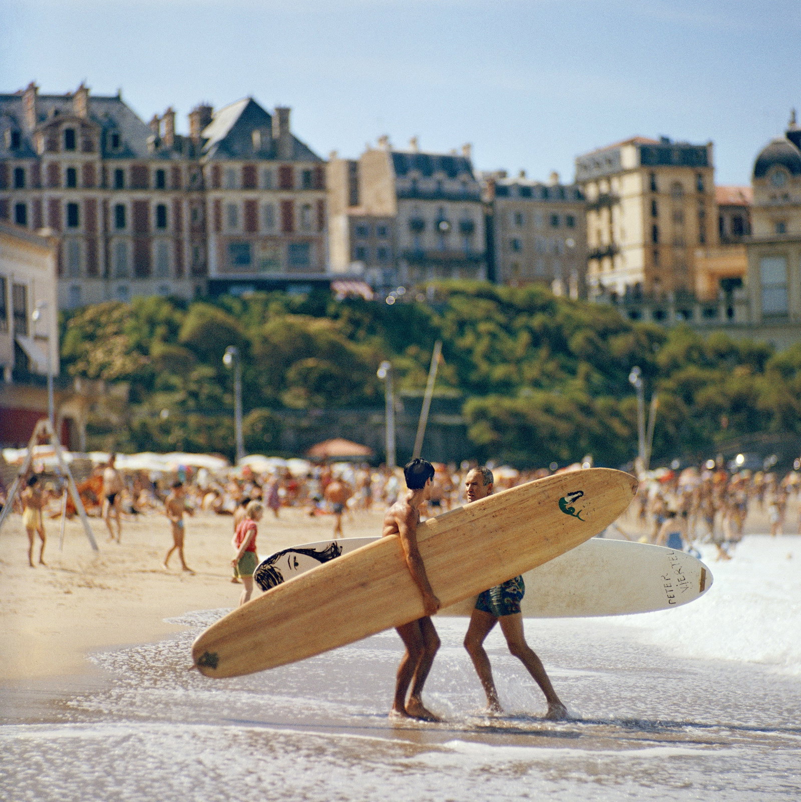 SLIM AARONS PETER VIERTEL PRINT: Slim Aarons Peter Viertel print measuring at 30x30 inches