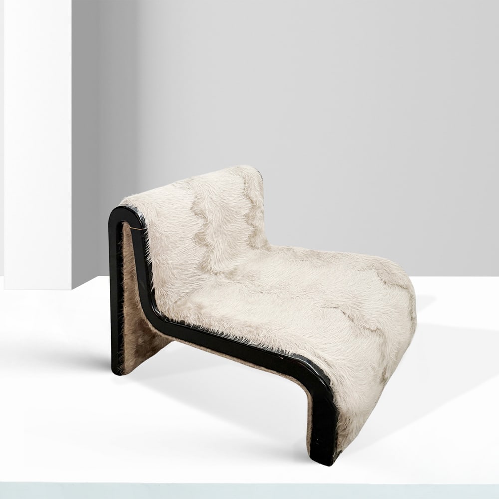 Italian manufacture Italy, 70s 60x50x75 cm.: lacquered wood and faux fur armchair.