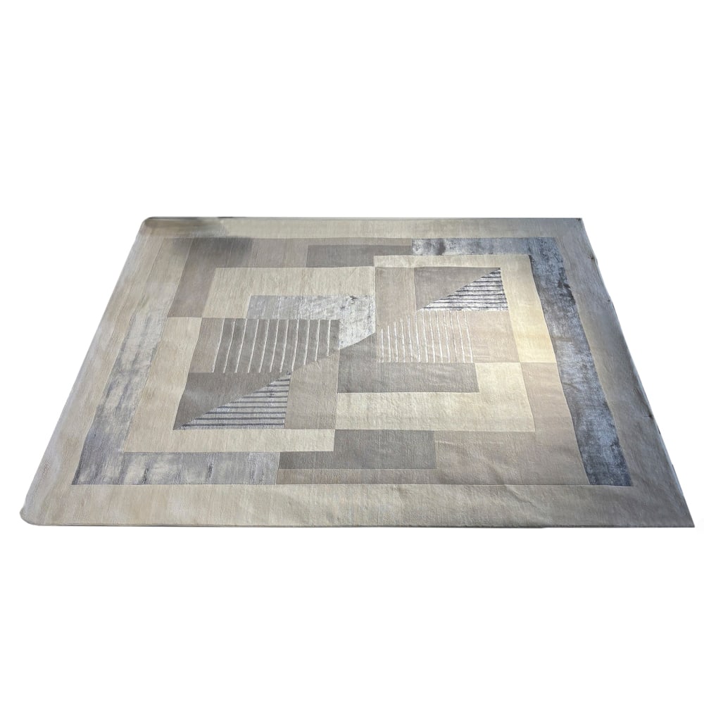 Indonepal rug 20th century 300x250 cm: hand-knotted rug in wool and bamboo silk with geometric design on a beige ground.