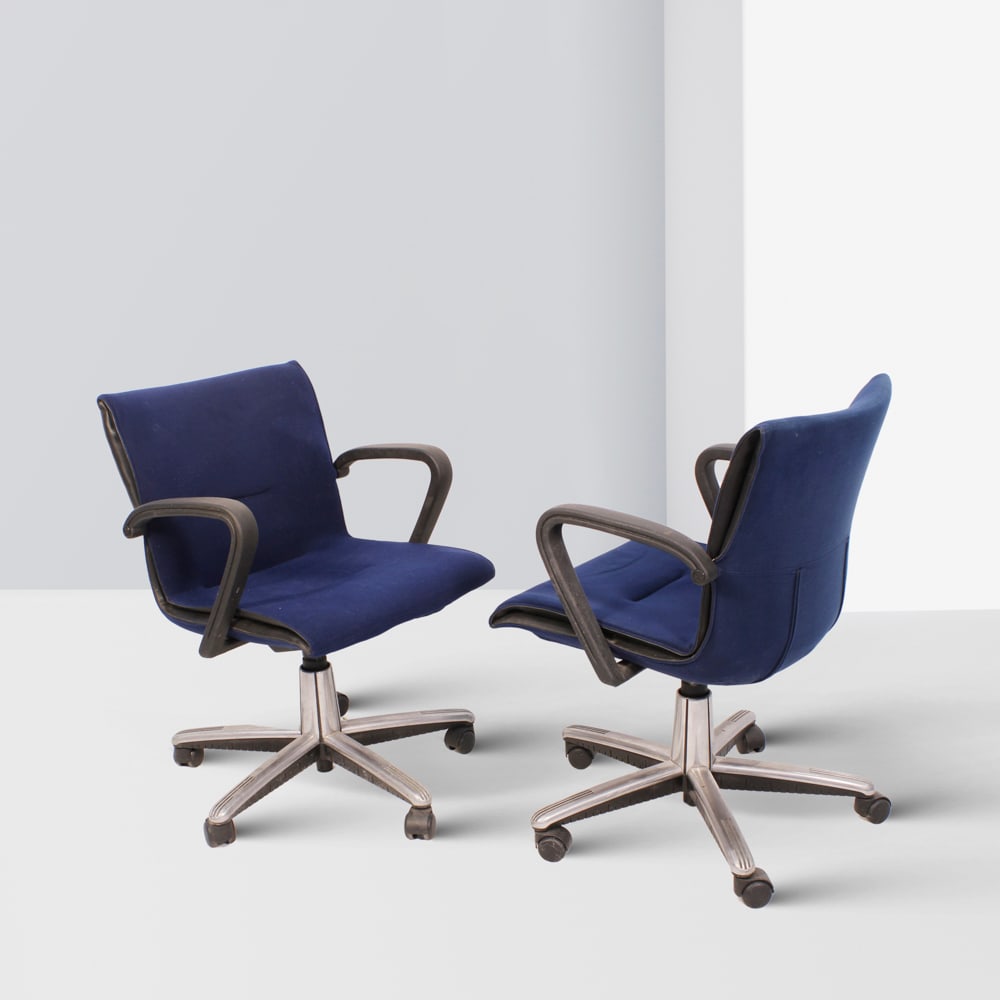 Italian manufacture 1980s 78x50x56 cm: pair of office armchairs covered in blue fabric.