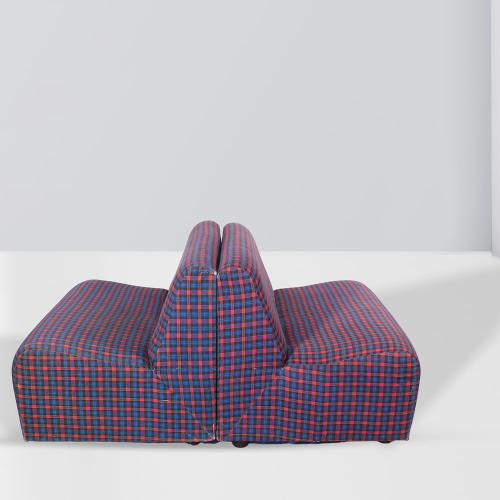 Italian manufacture 20th century 70x100x70 cm each.: pair of sofas covered in checked fabric.