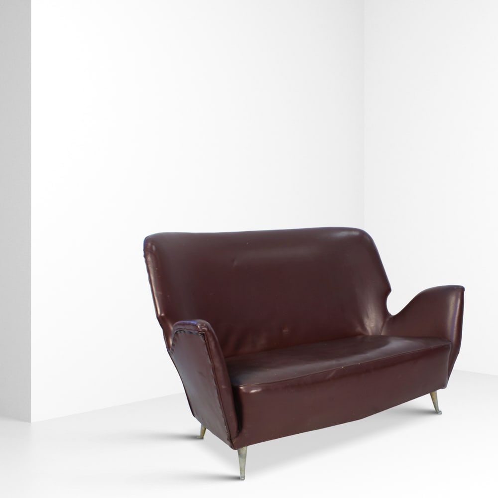 Italian manufacture 1950s - 1960s 82x118x55 cm: two-seat sofa with sprung padding, aubergine faux leather upholstery and metal legs, minor wear.