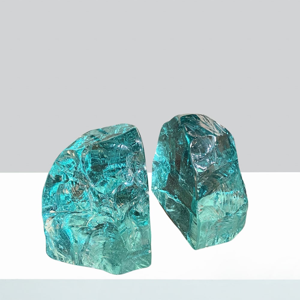 Fontana Arte Italy, circa 1960s 16x11x11 cm.: Pair of bookends mod. 1977, cut coloured crystal.Bibliography:Fontana Arte, Quaderni.