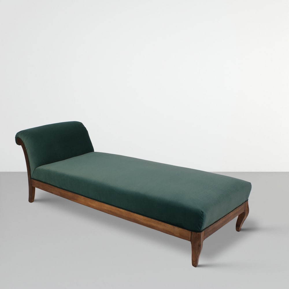 Tomaso Buzzi, attributed Italy, 1930s 61x184x72 cm: chaise longue with wooden structure, covered and padded in fabric.