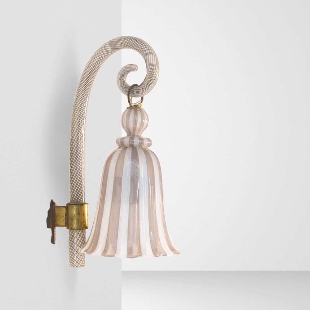 Murano manufacture 1940s-1950s h. 30cm: glass wall light in shades of pink and white with filigree decorations, metal structure.