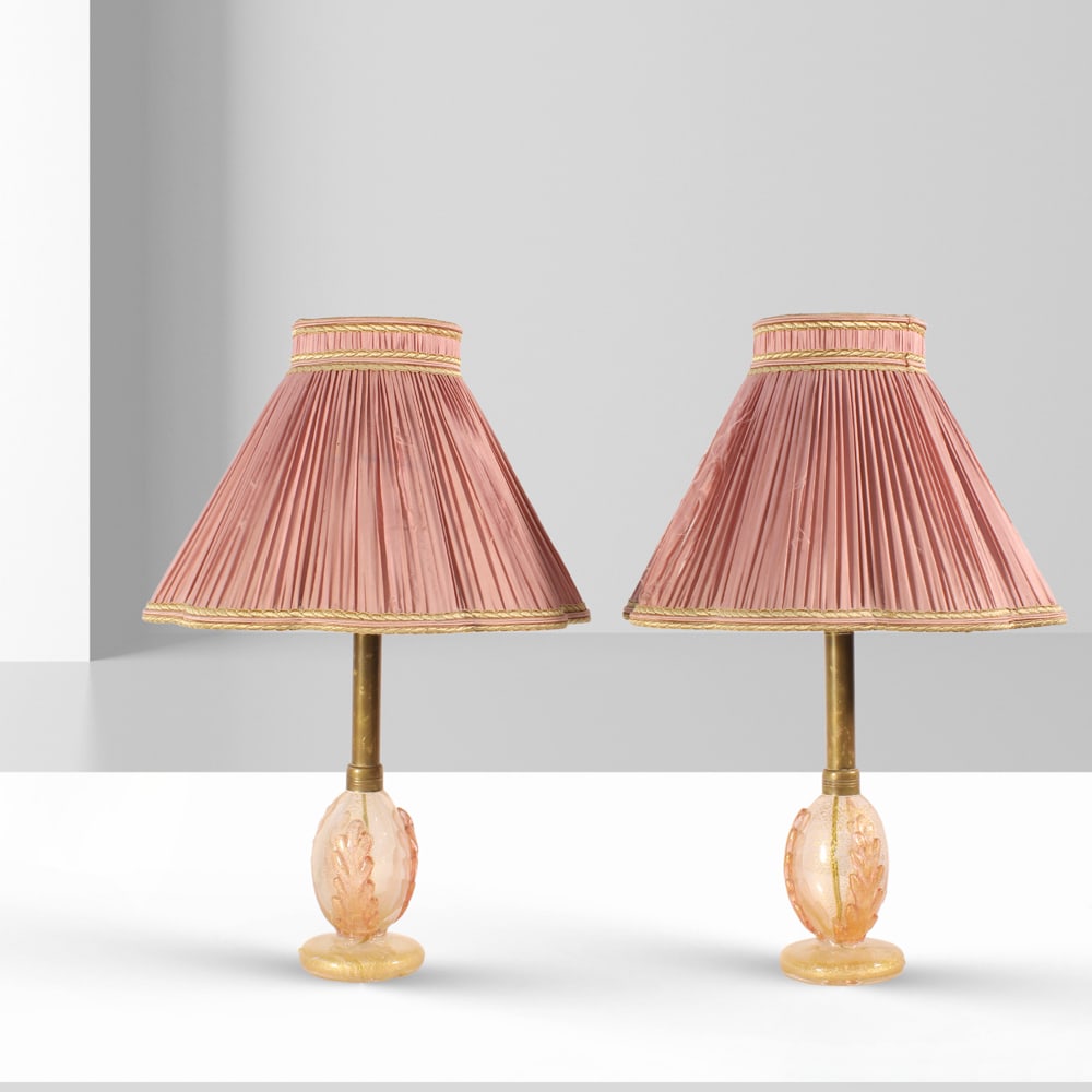 Italian manufacture 1950s h. 47 cm: Pair of table lamps in Murano glass with pleated fabric shades, wear.