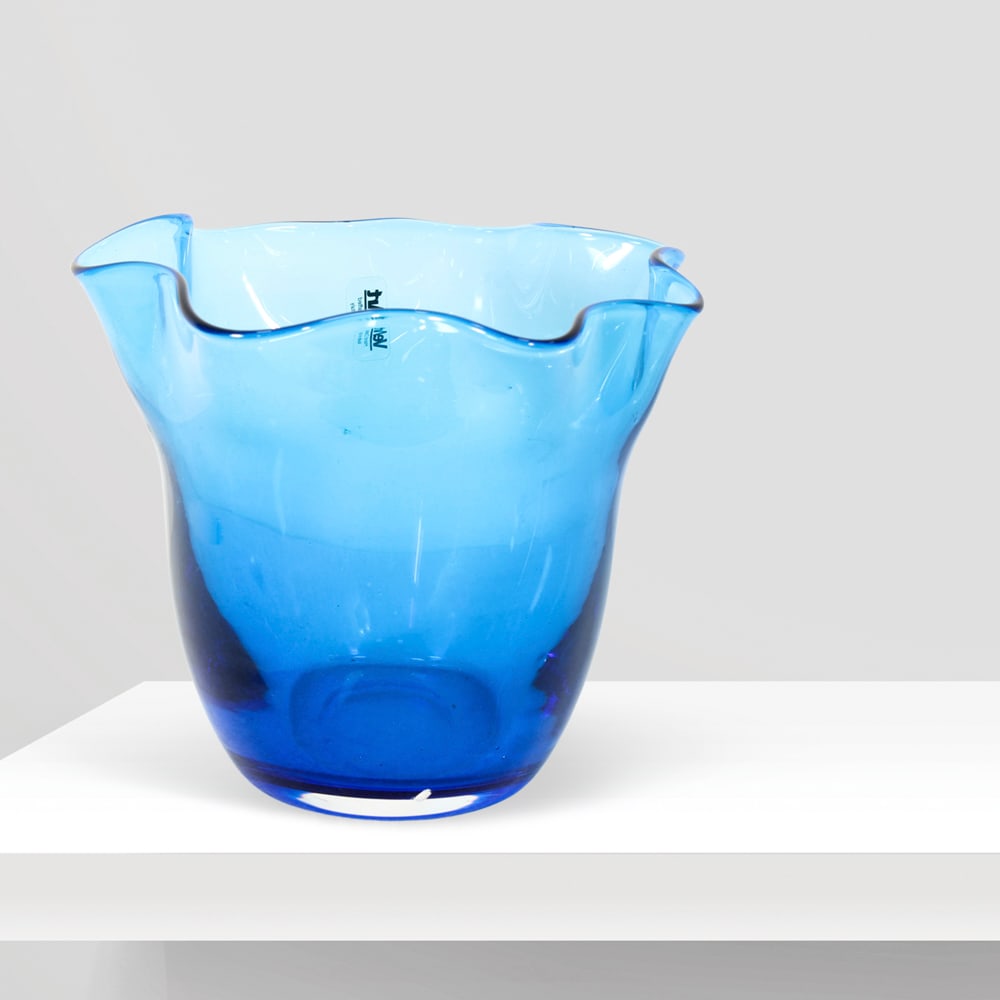 VeArt Murano, 20th century h. 14.5cm: handkerchief vase in blue blown glass, signed at the base, with label.