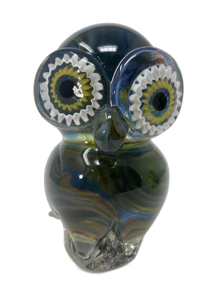 Murano Glass Owl by Oscar Zanetti: Stunning Murano Glass Owl by Glass Master Oscar Zanetti. Add a touch of elegance to your home decor with this breathtaking sculpture crafted by the renowned Glass Master Oscar Zanetti. This magnificen