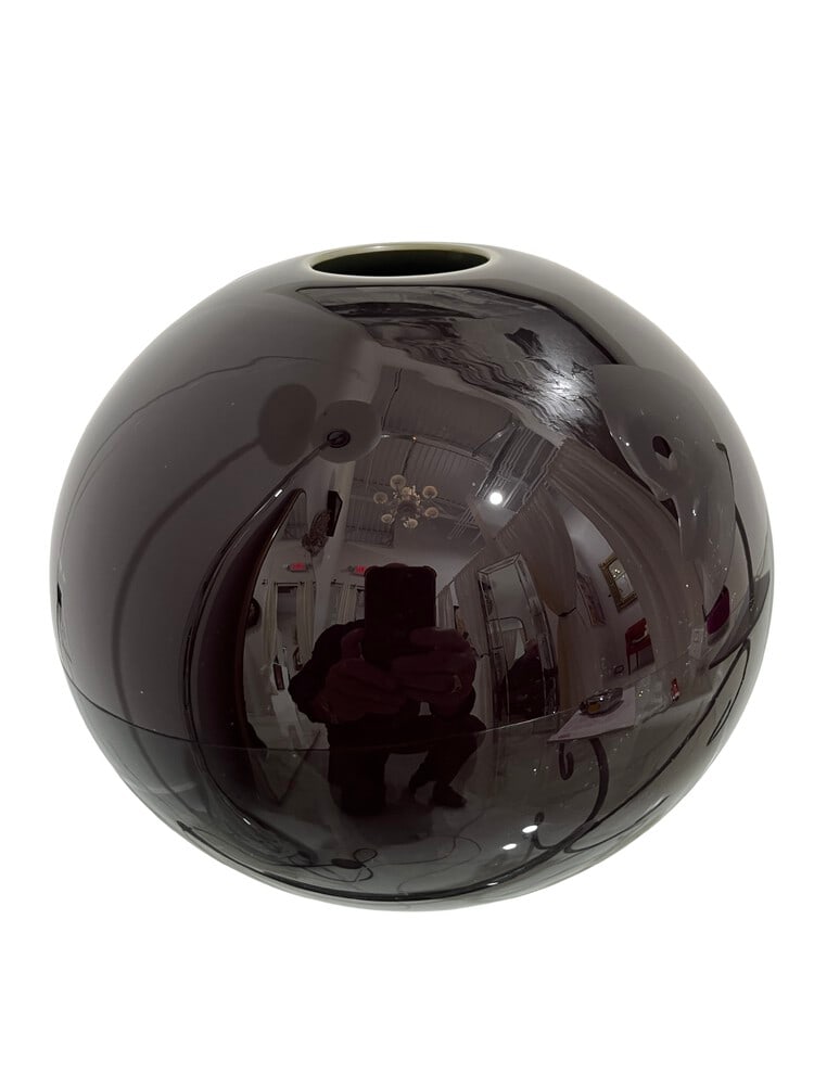 Murano Glass Vase by Nasson Moretti: Nason Moretti is well known for their high-quality Murano Glass stemware and vases. This simple, yet lovely vase measures 8" x 8". Signed.