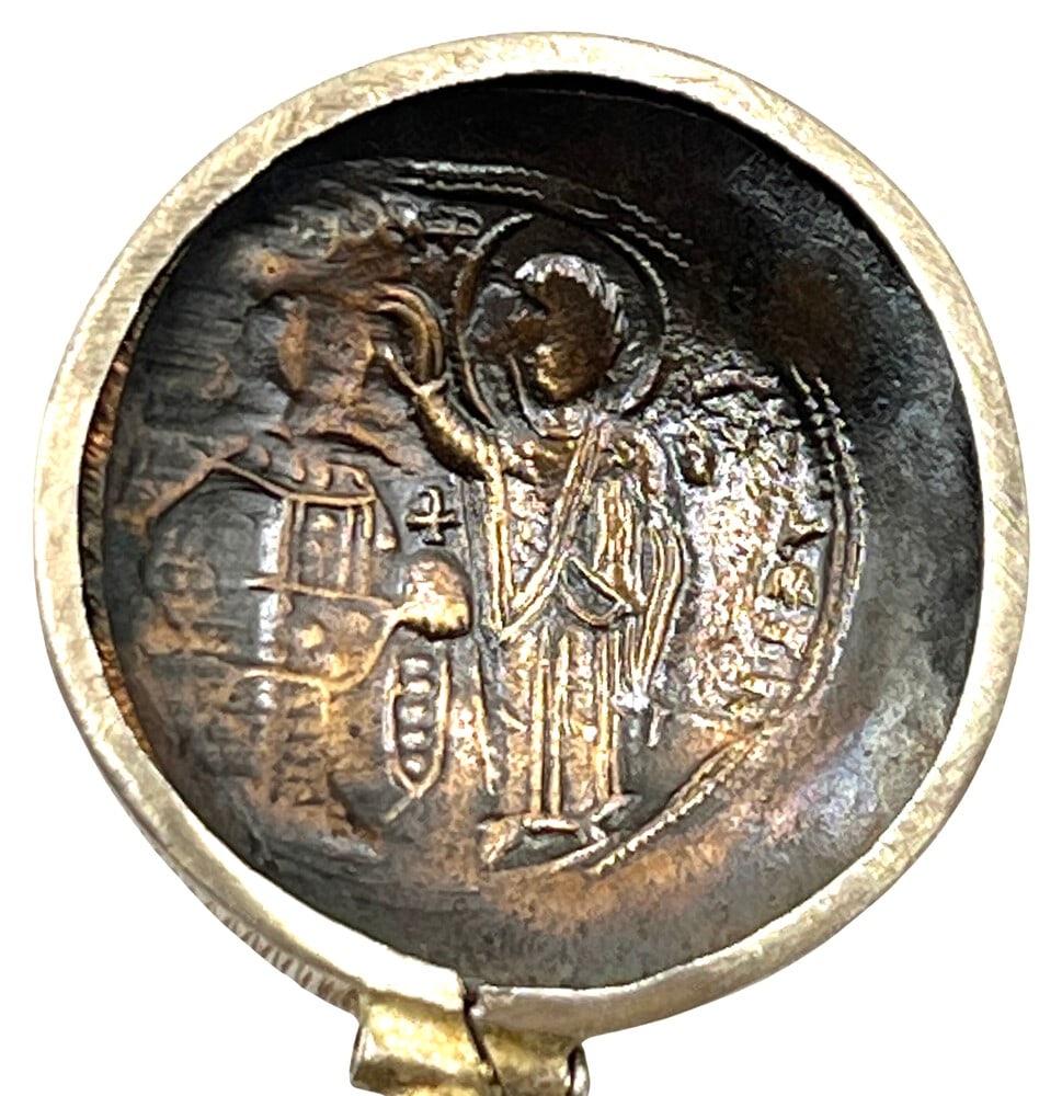 Unusual Convex Jesus Coin: Acquire a fragment of ancient history with this genuine bronze coin, the earliest known to bear the likeness of Jesus Christ, masterfully converted into an exquisite pendant necklace. This coin is a r