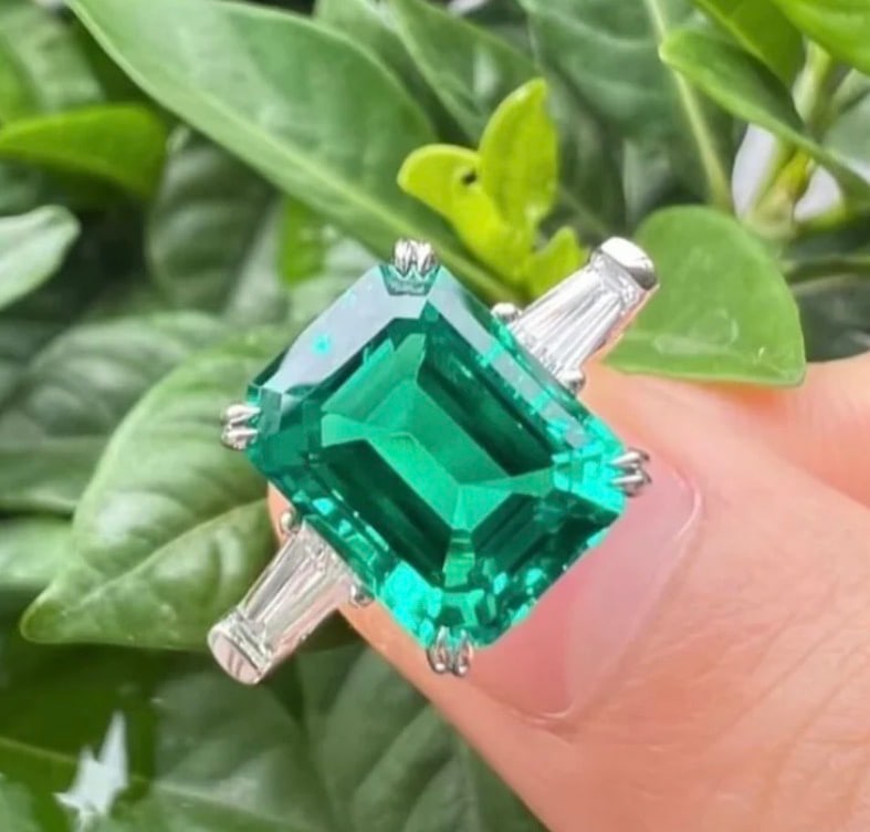 Certified 8.5 Carat Lab Grown Green Emerald 925 Sterling Silver Engagement Ring: Certified 8.5 Carat Lab Grown Green Emerald 925 Sterling Silver Engagement Ring - Side Stones Lab Diamonds 0.50 Ct VS1 - D Coloor Fancy Cut - Ring Size US 6 - Free Ring Reisze