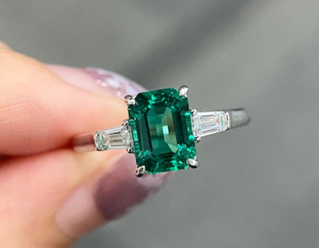 Certified 5 Ct - 14kt Solid White Lab Grown Green Emerald Engagement ring: Certified 5 Ct - 14kt Solid White Lab Grown Green Emerald Engagement ring - Ring Size US 6 - Side stone Lab Grown Diamonds Fancy VS1 E Color 0.50 Ct