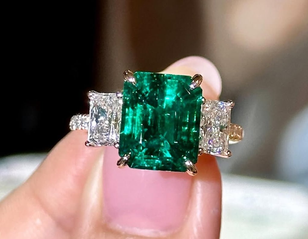 Certified 8 Ct - Emerald Cut Lab Grown Green Emearld & Lab Grown Diamond D VVS1 Engagement Ring (1 of 3)