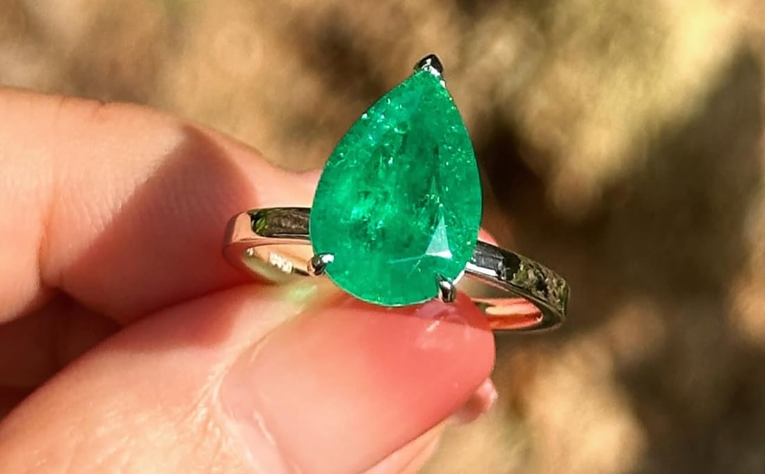 Certified 8 Ct - Pear Cut Lab Grown Green Emearld Engagement Ring 14KT Solid White Gold: Certified 8 Ct - Pear Cut Lab Grown Green Emearld Engagement Ring 14KT Solid White Gold - Ring Size US - 7