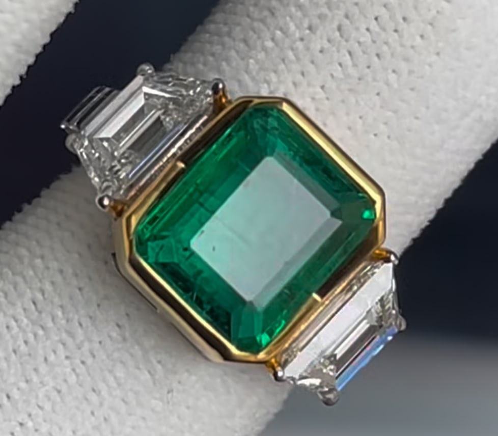 Certified 12 Ct - Emerald Cut Lab Grown Green Emearld & Lab Grown Diamond D VVS1 Engagement Ring: Certified 12 Ct - Emerald Cut Lab Grown Green Emearld & Lab Grown Diamond D VVS1 Engagement Ring 14KT Solid White and Yellow Gold - Ring Size US - 6 - Side stone 0.90 Ct Lab Grown Diamonds D vs1 - Fan