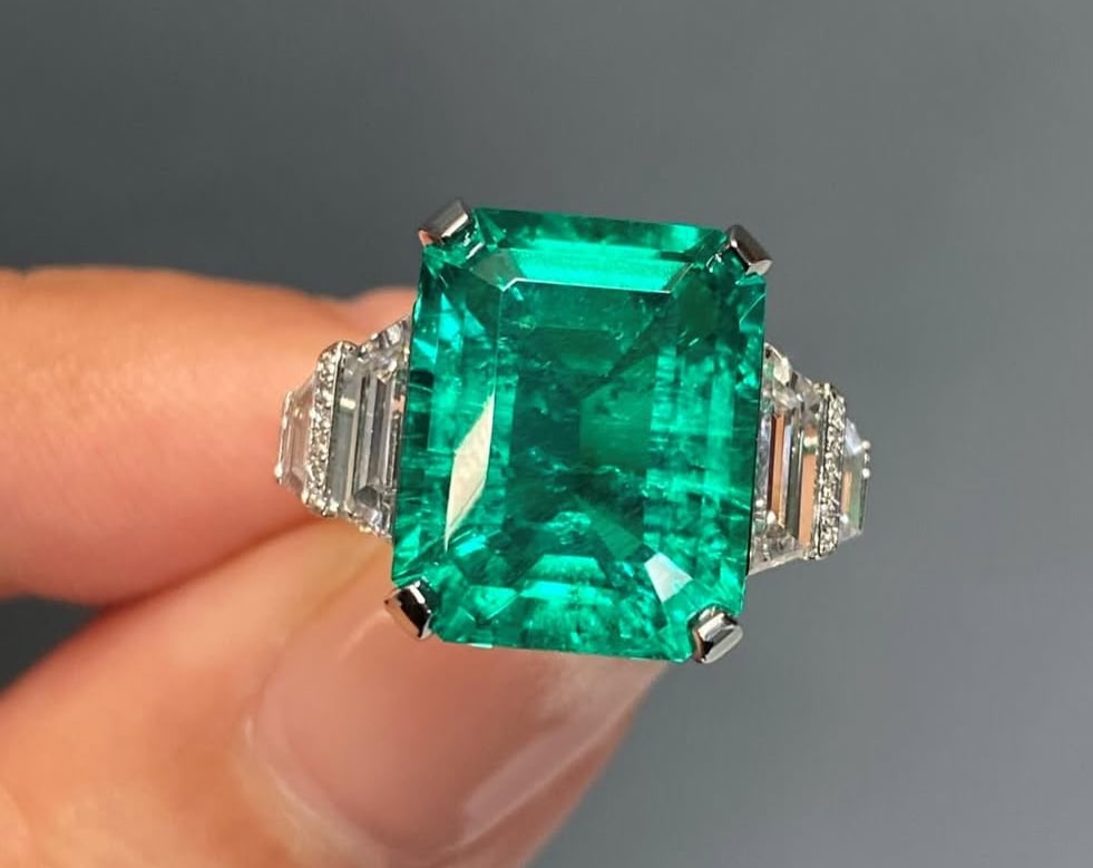 Certified 12 Ct -Emerald Cut Lab Grown Green Emearld -Engagement Ring 14KT Solid White Gold: Certified 12 Ct -Emerald Cut Lab Grown Green Emearld -Engagement Ring 14KT Solid White Gold - Ring Size US - 7 Side stone 0.90Ct Lab Grown Diamonds D vs1 - Fancy Cut