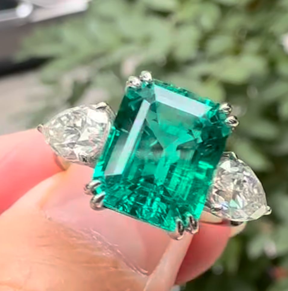 Certified 10.5 Ct -Emerald Cut Lab Grown Green Emearld -Engagement Ring 14KT Solid White Gold: Certified 10.5 Ct -Emerald Cut Lab Grown Green Emearld -Engagement Ring 14KT Solid White Gold - Ring Size US - 6 Side stone 1.10 Ct Lab Grown Diamonds D vs1 - Pear Cut