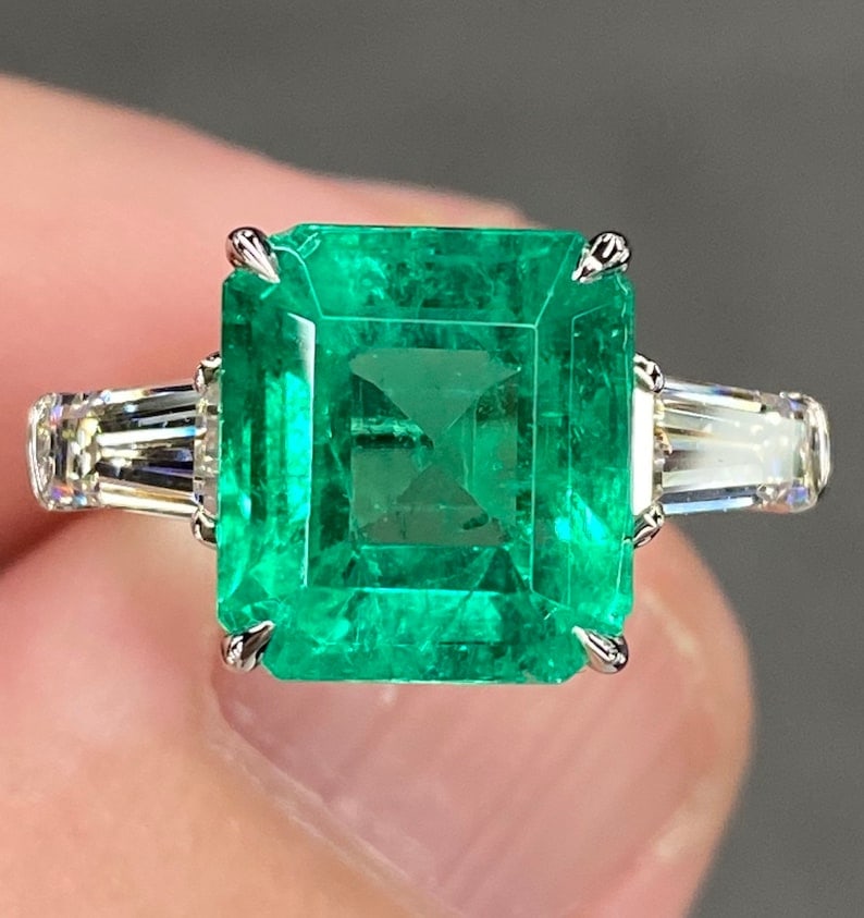 Certified 8.5 Ct - Asscher Cut Lab Grown Green Emearld & Lab Grown Diamond D VVS1 Engagement Ring (1 of 3)