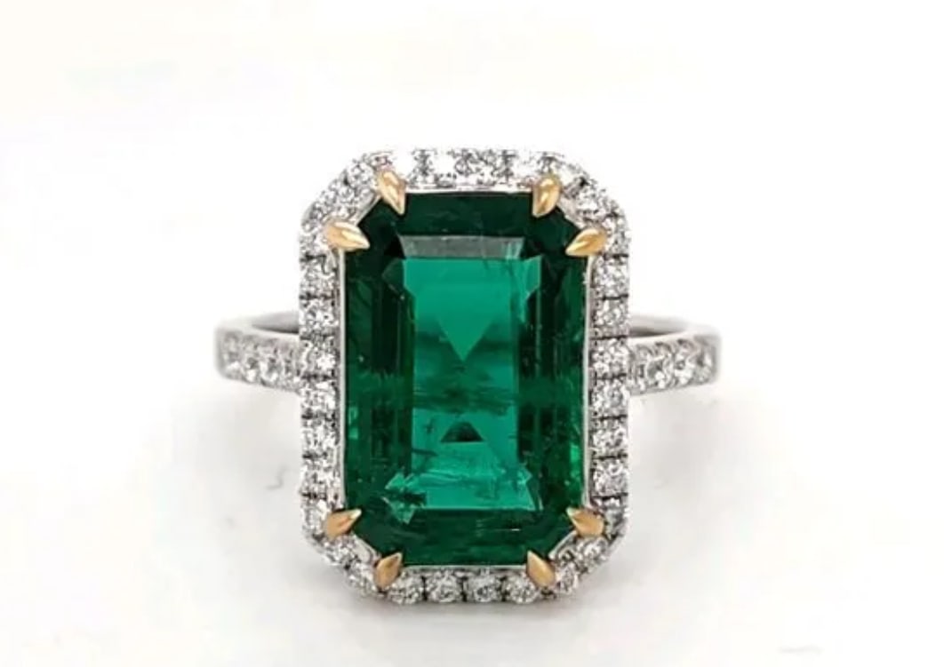 Certified 12 Ct - Emerald Cut Lab Grown Green Emearld & Lab Grown Diamond D VVS1 Engagement Ring (1 of 2)