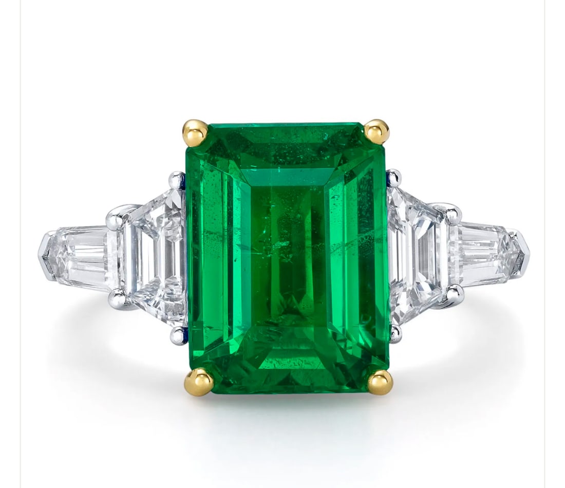 Certified 10 Ct - Emerald Cut Lab Grown Green Emearld & Lab Grown Diamond D VVS1 Engagement Ring (1 of 2)