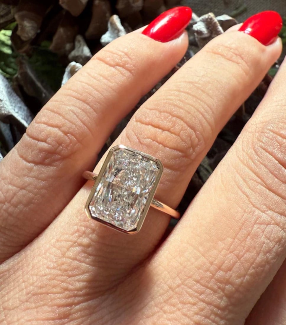 Certified 8 Carat Radiant Cut D VVS1 Lab Grown Diamond Ring 14KT Solid Yellow Gold: Certified 8 Carat Radiant Cut D VVS1 Lab Grown Diamond Ring 14KT Solid Yellow Gold - Ring Size US 6.5 - FREE SHIPPING