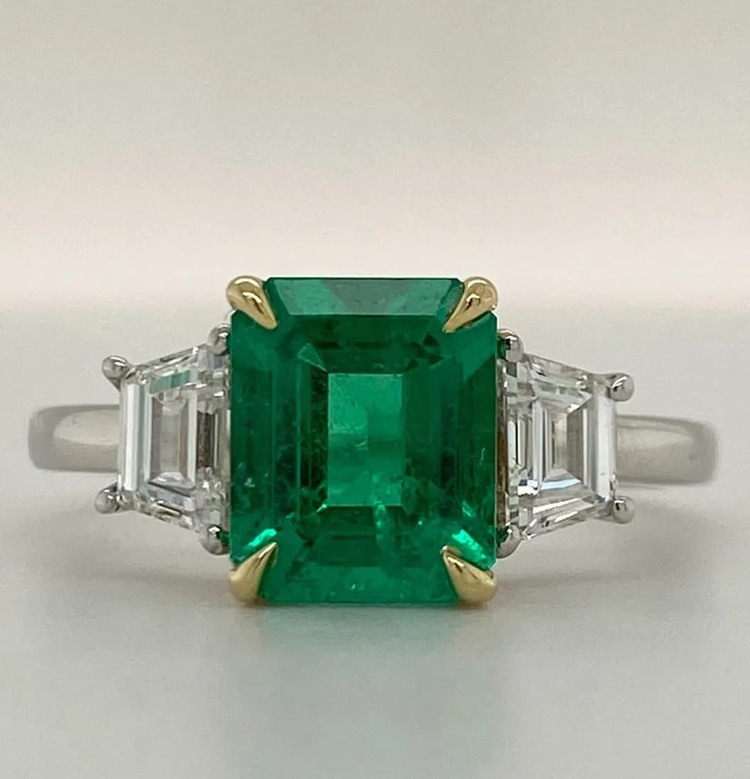 Certified 10 Ct.14kt Solid White Lab Grown Green Emerald Engagement ring (1 of 3)