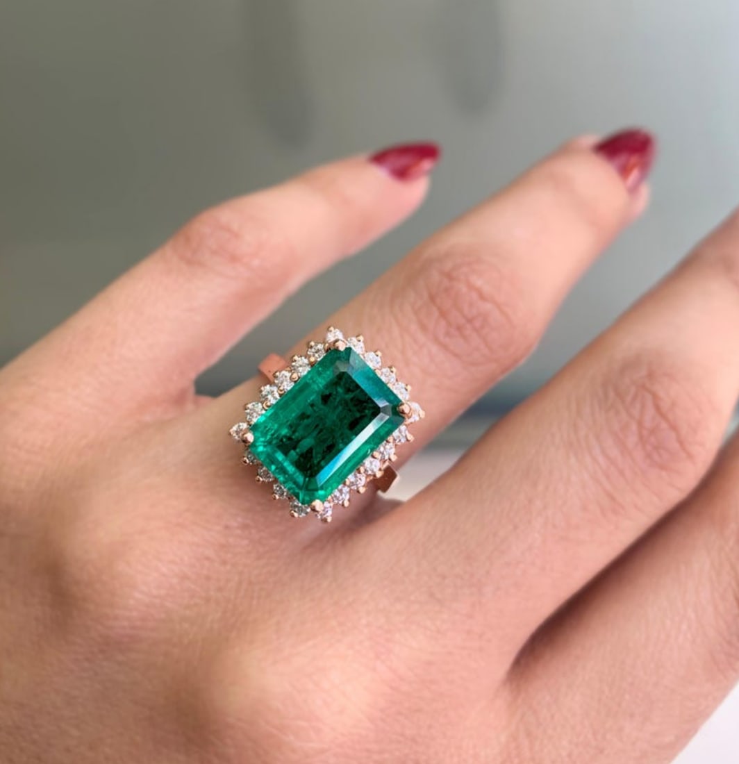 Certified 13.5 Carat Emerald Cut Lab Grown Green Emerald Engagement Ring 14KT Solid Rose Gold: Certified 13.5 Carat Emerald Cut Lab Grown Green Emerald Engagement Ring 14KT Solid Rose Gold - Ring Size US 6.5 Side stone 0.60 Ct Lab Grown Diamonds Fancy VS1 E Color